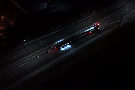 Nocny transport elementów konstrukcyjnych o długości 30m ulicami miasta Mosina